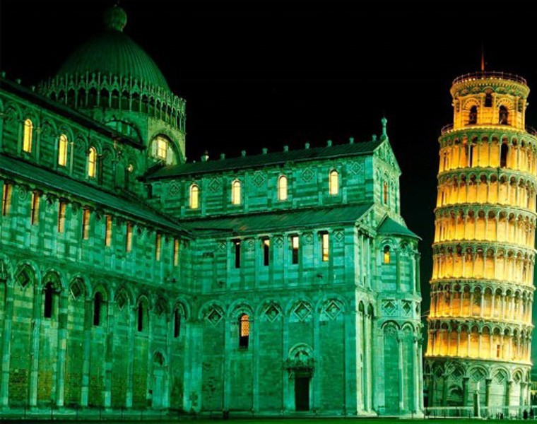 Tháp nghiêng Pisa hay còn gọi là Torre pendentedi Pisa tọa lạc ở Italy, là một trong những tháp nghiêng ấn tượng nhất thế giới. Tòa tháp chuông không có giá đỡ này gồm tòa tháp thấp với độ cao 55,86m và tòa tháp còn lại cao 56,7m. Nó nghiêng 3,99 độ so với mặt đất.